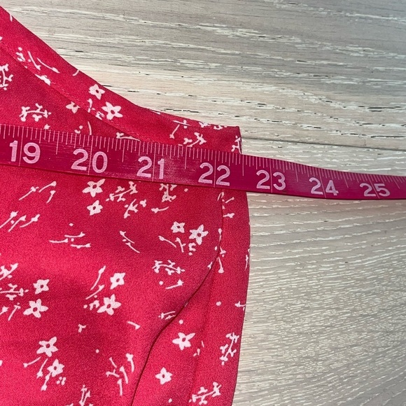 Torrid Pink and White floral pleated chiffon top size 1 - Picture 4 of 7